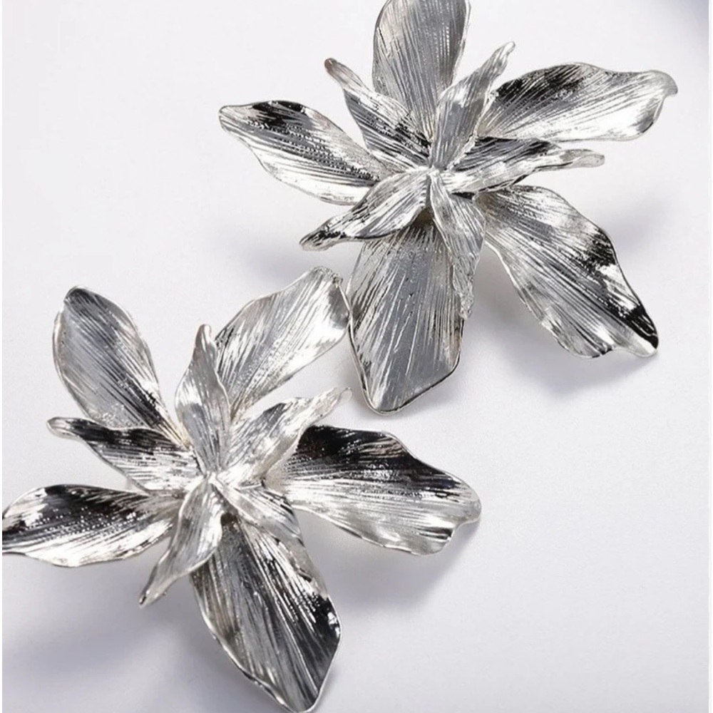 Silver flower earrings NWT